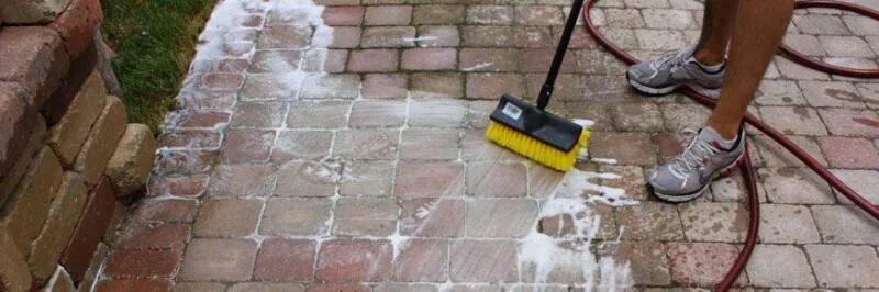 Темные пятна на тротуарной плитке. Чем можно отмыть тротуарную плитку. Чистка брусчатки. Для зачистки тротуарной плитки. Чистка брусчатки.
