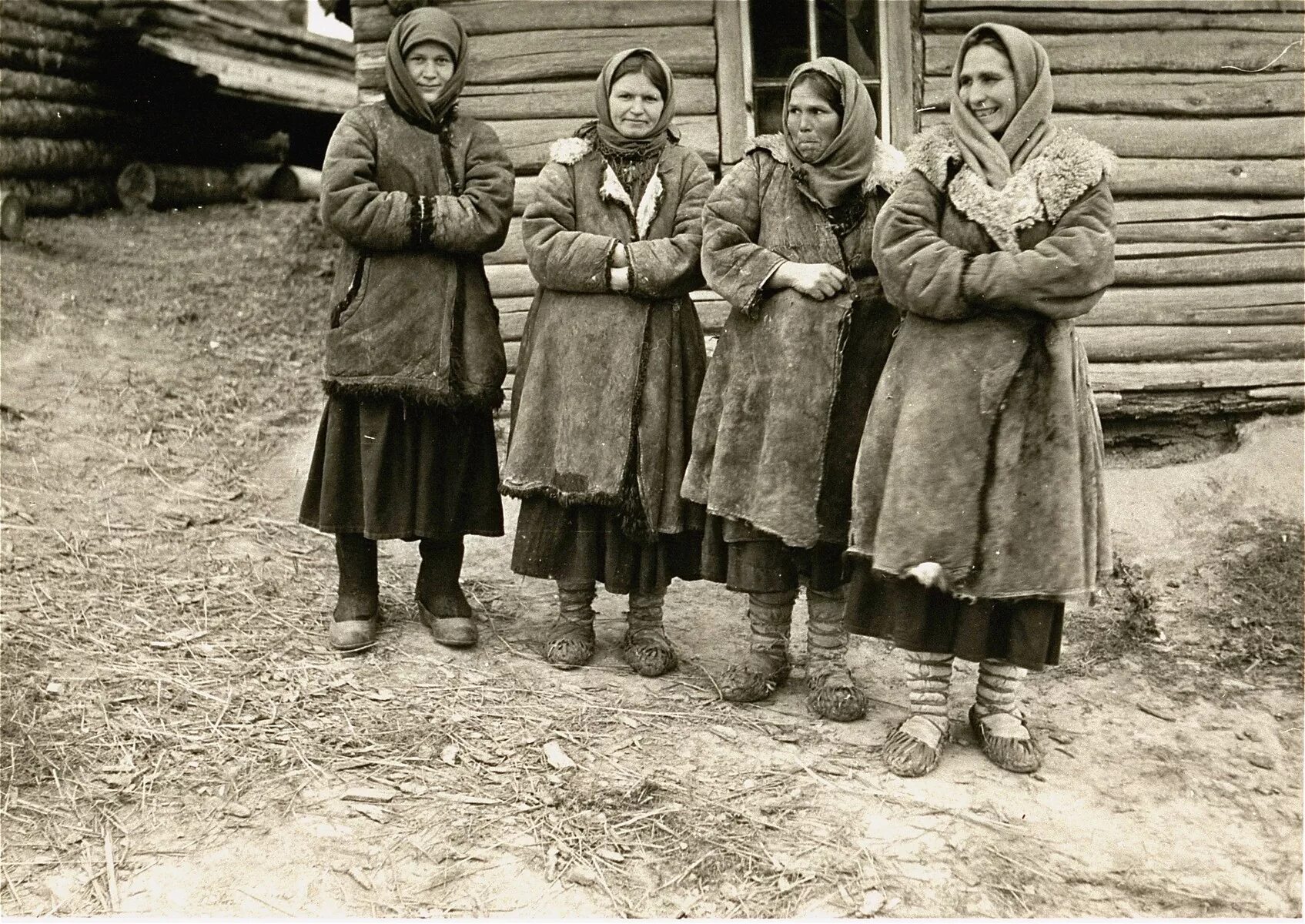 Деревня 1920 годов. Советские крестьяне в лаптях. Крестьянин в лаптях. Советские колхозники в лаптях. Крестьяне в деревне.