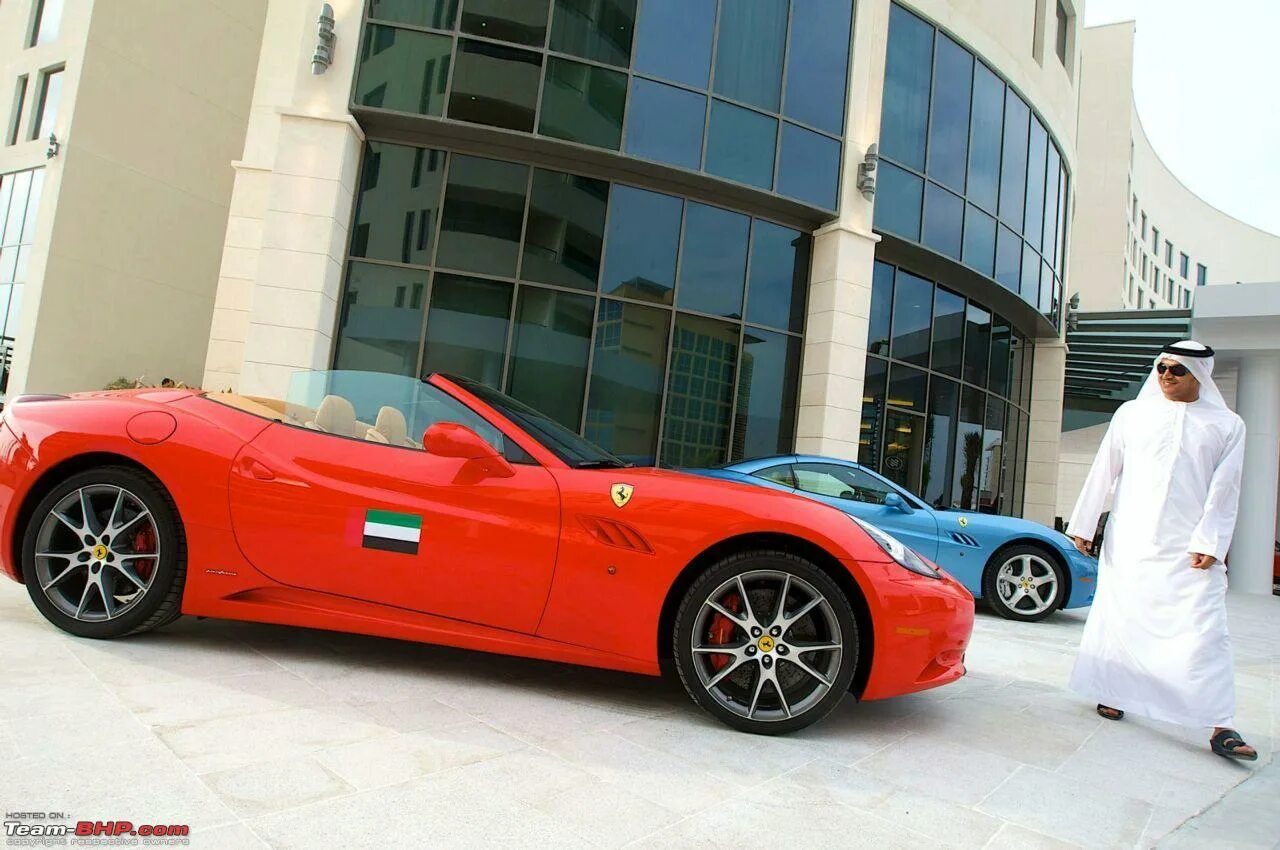 Мальчик на феррари. Автосалон снаружи. Феррари 812 пленка. Ferrari superfast 812 дтп. Феррари много.
