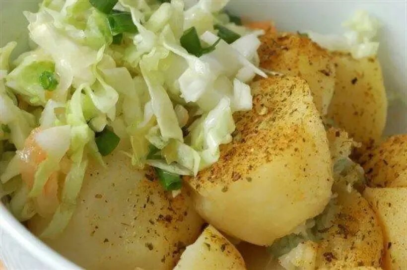 Как приготовить картошку с квашеной капустой. Картофель отварной с квашеной капустой. отварная картошка и капуста. отварная картошка с квашеной капустой. вареная капуста с картошкой.