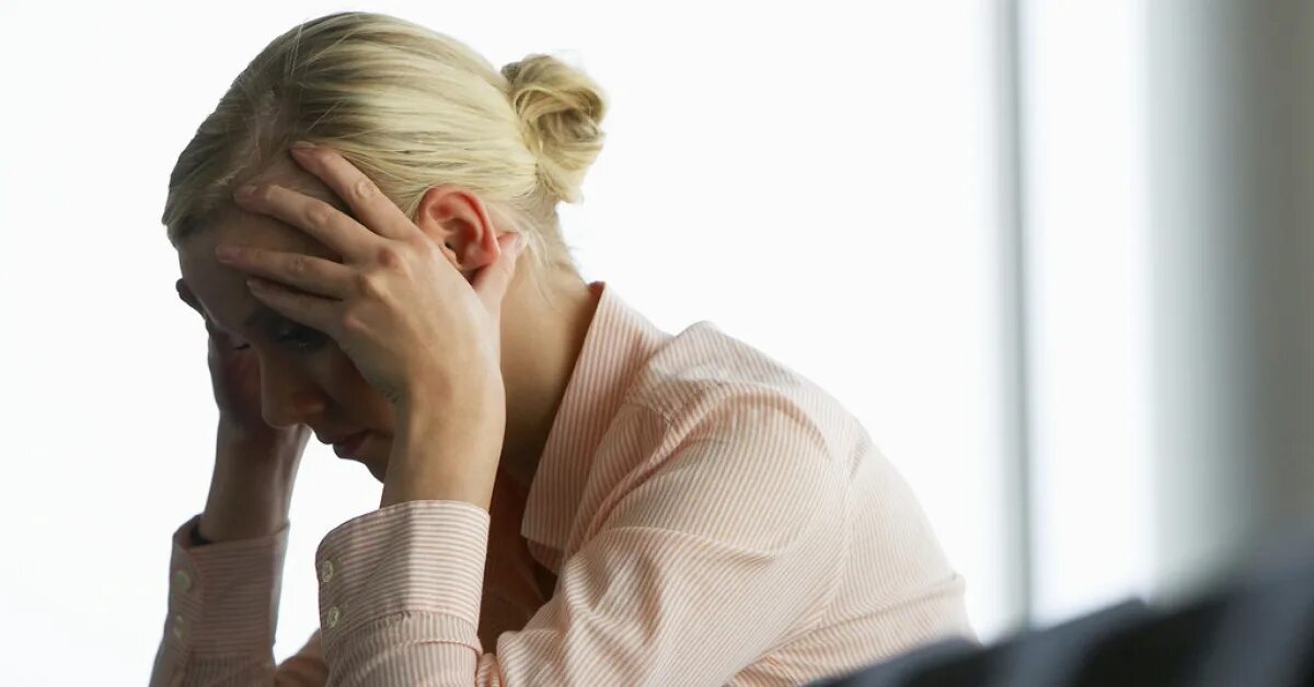 Подавленный человек. Подавленный человек фото. Переживание статьи. Переживание это в психологии. Психологическая травма женщина.