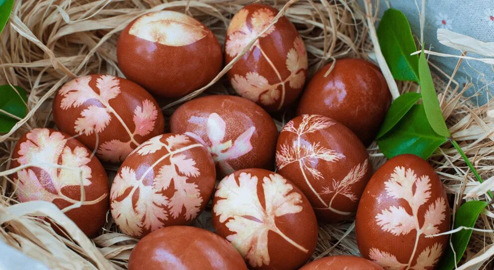 Можно ли красить коричневые яйца. Пасхальные яйца в луковой шелухе. Красить яйца в луковой шелухе. Яйца в луковой шелухе. Яйца в луковой шелухе на Пасху.