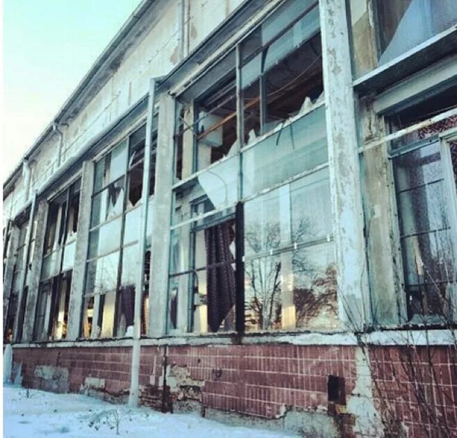 Челябинский метеорит последствия. Челябинский метеорит разрушения. падение метеорита челябинск последствия. юургу после метеорита. челябинский метеорит здания.