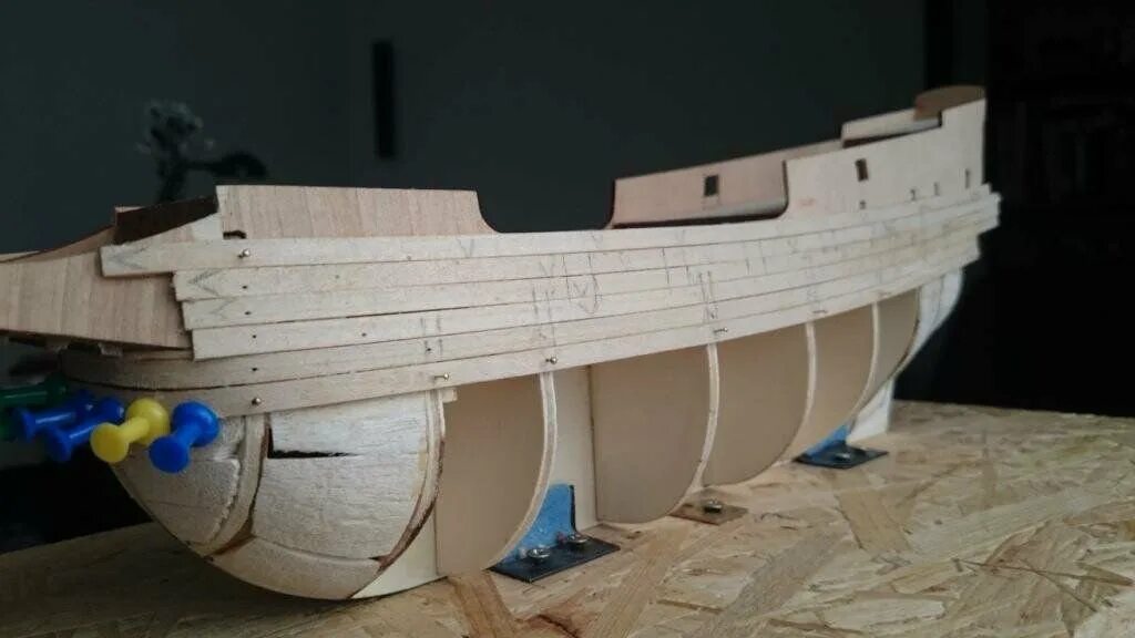 Обшивка корпуса корабля. Корпус корабля из дерева. Чистовая обшивка корпуса модели парусника. Обшивка корпуса модели парусника. Обшивка корпуса корабля.