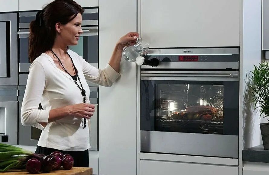 Самый лучший духовой шкаф. Electrolux EOB 96001 X. Кухня с бытовой техникой. Духовой шкаф на кухне. Встроенная техника для кухни.