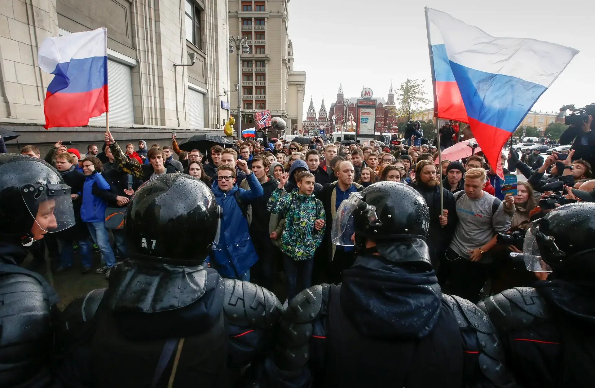 Политический митинг пример. Митинги в РФ. Политический митинг. Мирный митинг. Оппозиционные протесты в России.