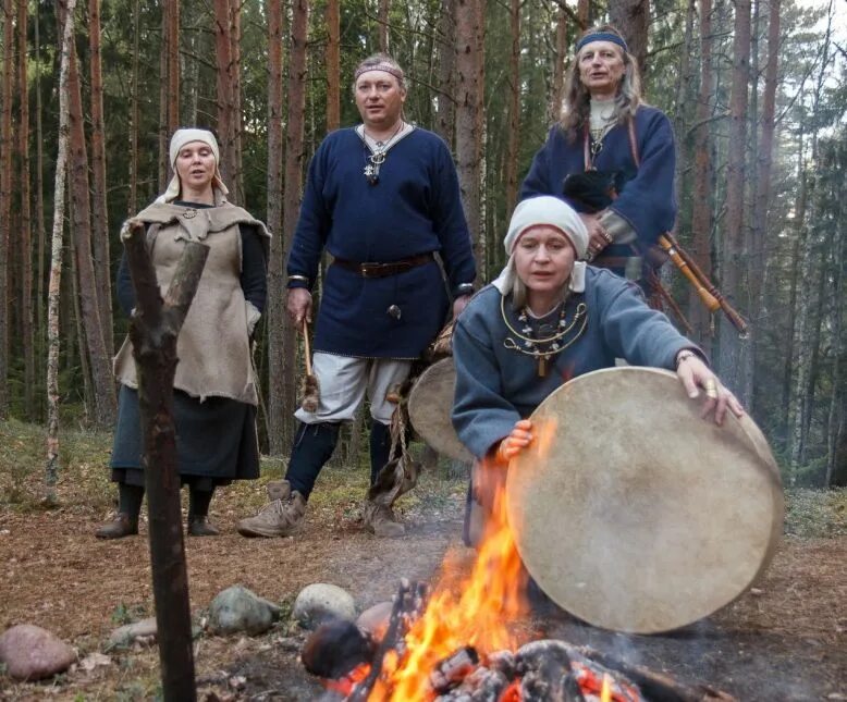 Балтийско финские племена фото. Прибалтийско-финские языки. Угро финские народы. Финское племя 4. Средиземное море римская империя карта.