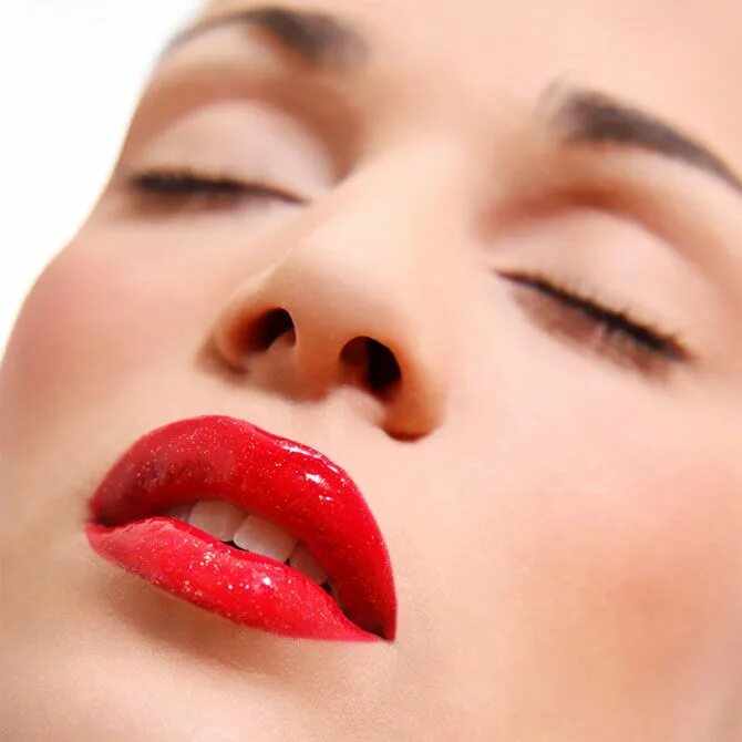 Guby. Чувственные губы. Идеальная форма губ. Красные женские губы. Влажные губы.