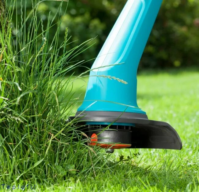 Триммер worx на траве. Триммер электрический для травы легкий для женщин. 00). 8870-20) запчасти. Аккумуляторный триммер gardena smallcut li-23r 09822-42.