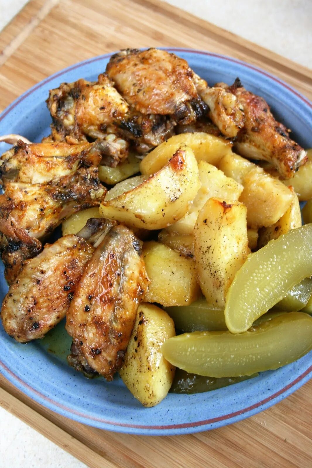 Крылышки с картошкой в духовке. Как вкусно приготовить крылышки с картошкой. Крылышки с картошкой в духовке. Крылышки с картошкой в духовке. Куриная картошка.