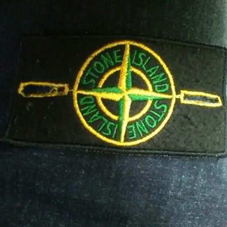 Патч stone island как отличить. Stone island на липучках. красный патч stone island. патч stone island original. stone island patch неоригинал.