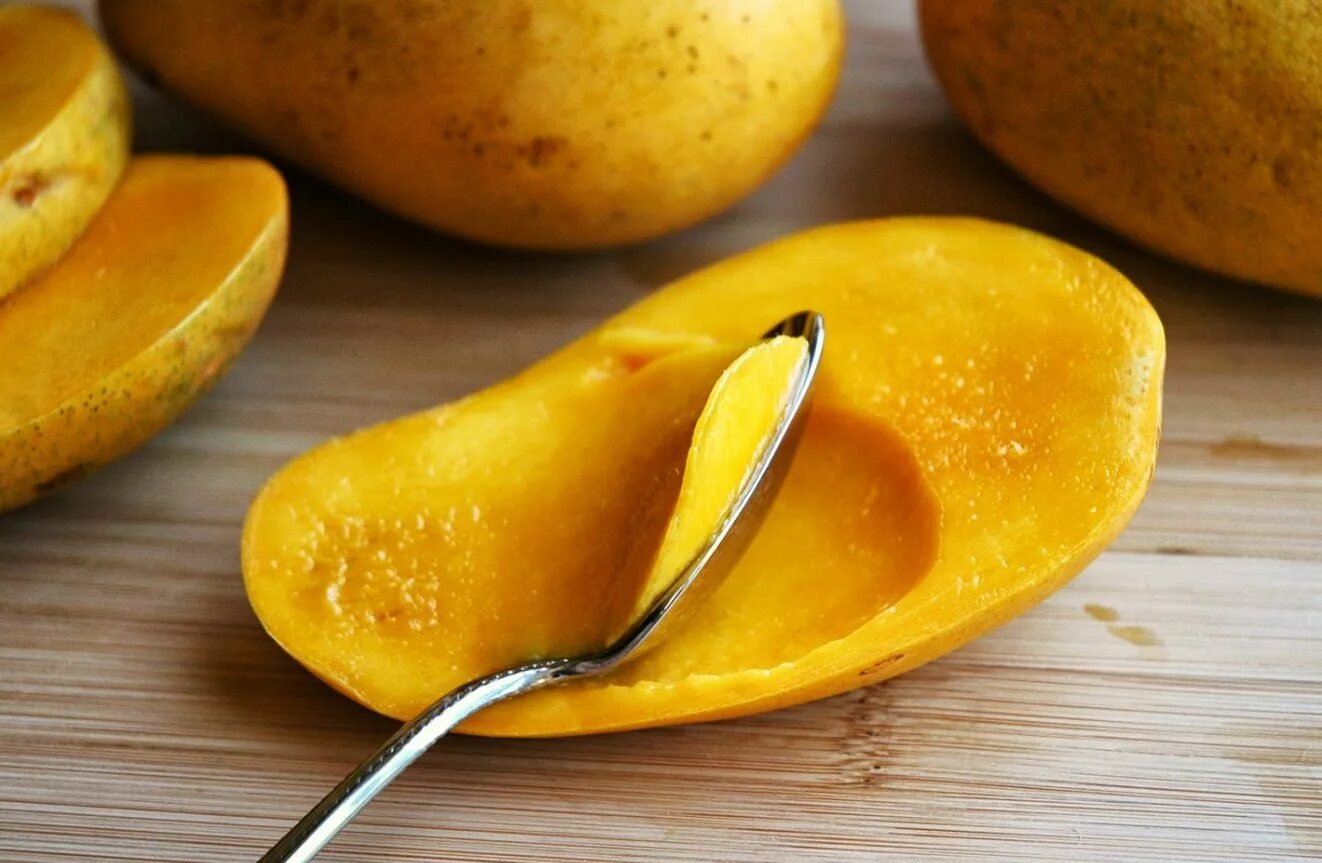 Тропические фрукты манго. Манго (фрукт). Манго махачонок. Девушка с манго. Манговое дерево с манго.