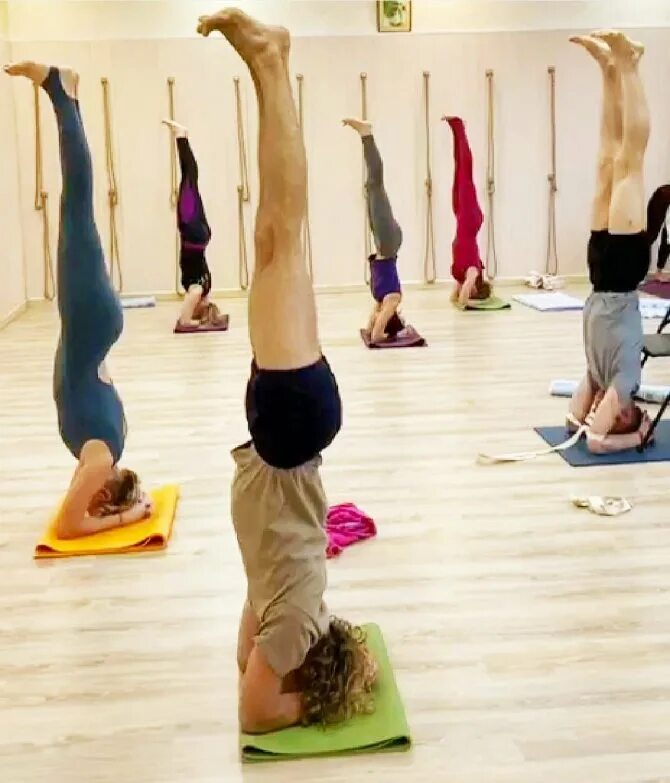 Ардха ширшасана. Ширшасана. Полезно стоять вниз головой. Полезно стоять вниз головой. Ширшасана поза.