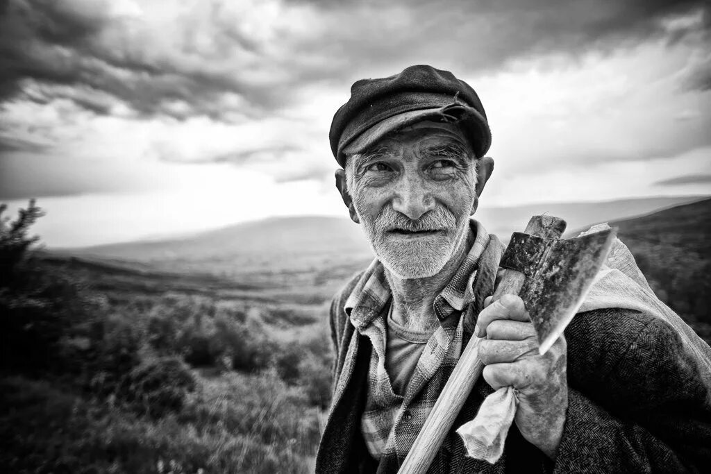 Старый белый мужчина. Мустафа Дедеоглу. Фотопортрет старика. Старик в кепке. Черно белый старик.