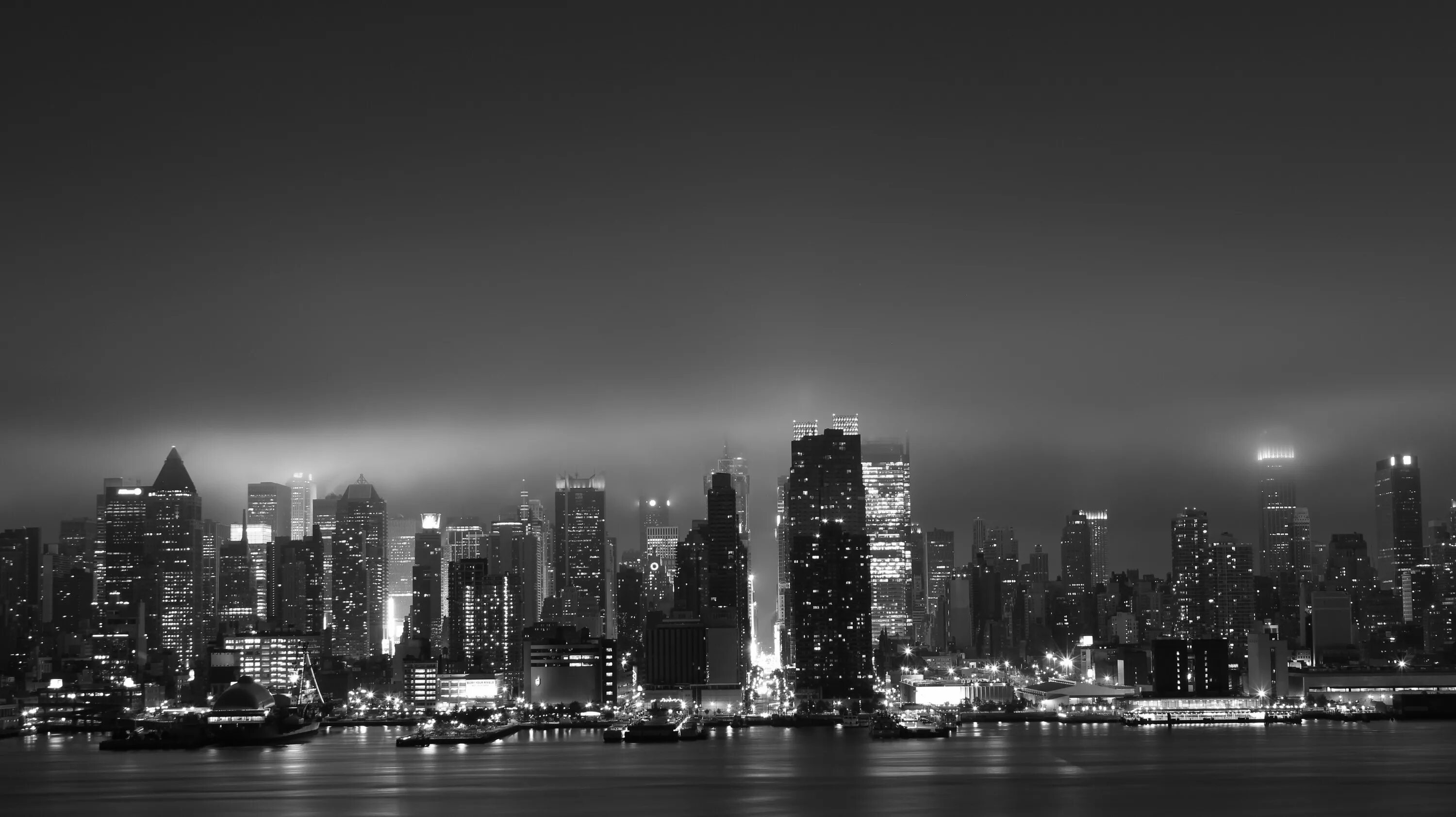 Города черном фоне. Ночной Нью-Йорк черно белый. Нью Йорк ночной чб. Нью-Йорк Сити Манхэттен черно белый.