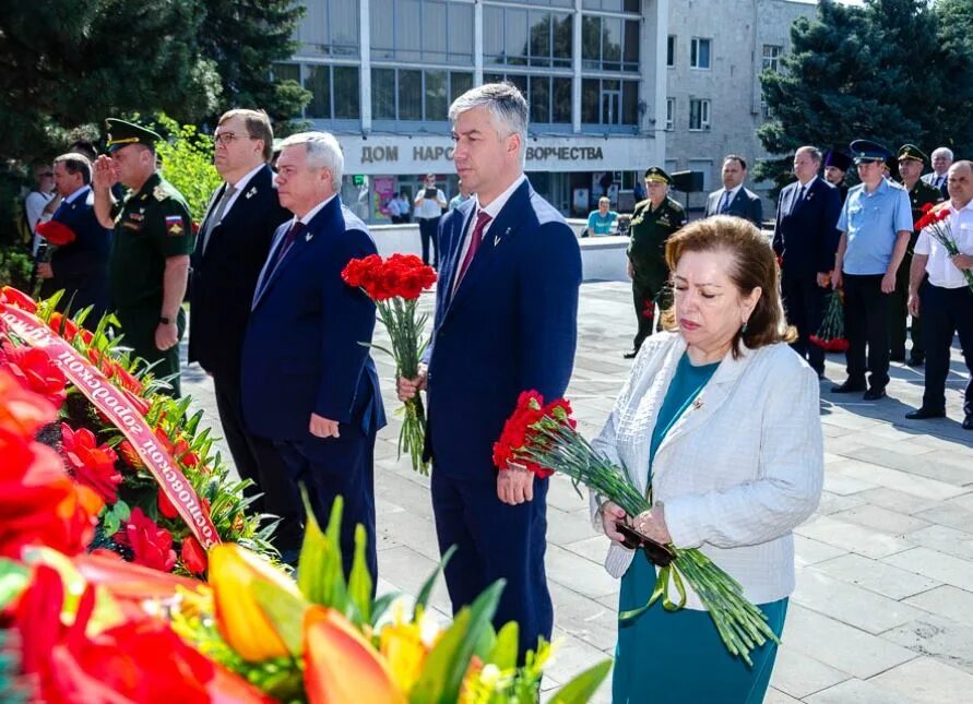 Возложение цветов в годовщину. 22 июня возложили цветы к памятнику. Возложение цветов в день памяти и скорби 22 июня. Афиша возложение цветов к памятнику. Возложение цветов на кладбище.