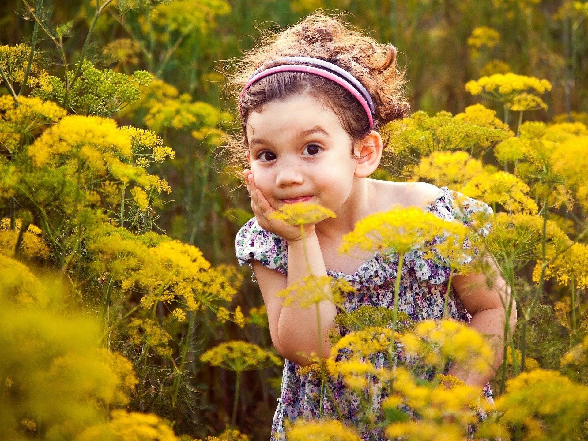 Девочка с цветами. Дети и природа. Детская фотосессия с цветами. Цветы для детей. Олена ребенок