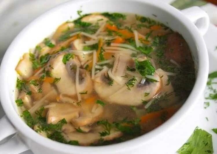 Суп вермишелевый грибной. Суп вермишелевый с шампиньонами. Грибной суп из шампиньонов с лапшой. Суп куриный с грибами и вермишелью.