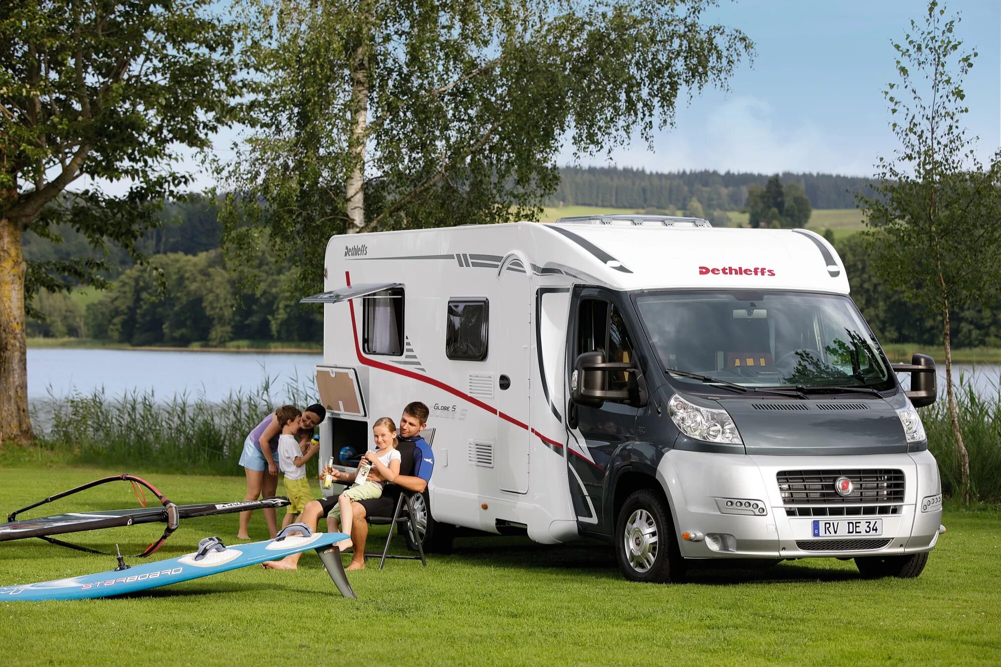 Camp car. Автодом Dethleffs Globetrotter. Автокемпинг караванинг. Прицеп автодом Dethleffs. Автомобиль для кемпинга.