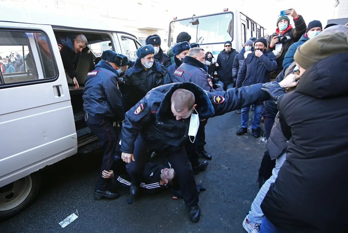 Митинги в России 2021 Навальный. Митинг протеста в Москве 23 января 2021. Митинг 23 января 2021 задержания. Задержание на митинге в Москве. Поминки навального