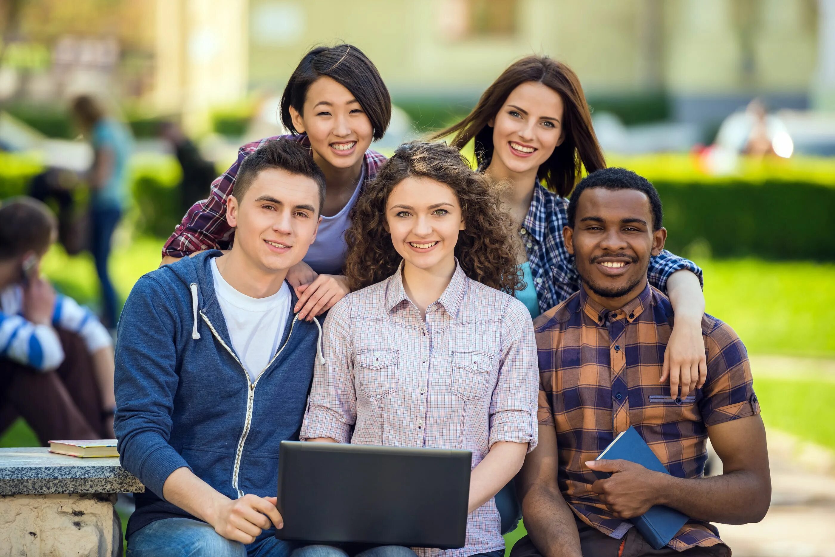 Young people start. Иностранные студенты. Студенты разных национальностей. Студенты в кампусе. Люди разных рас.