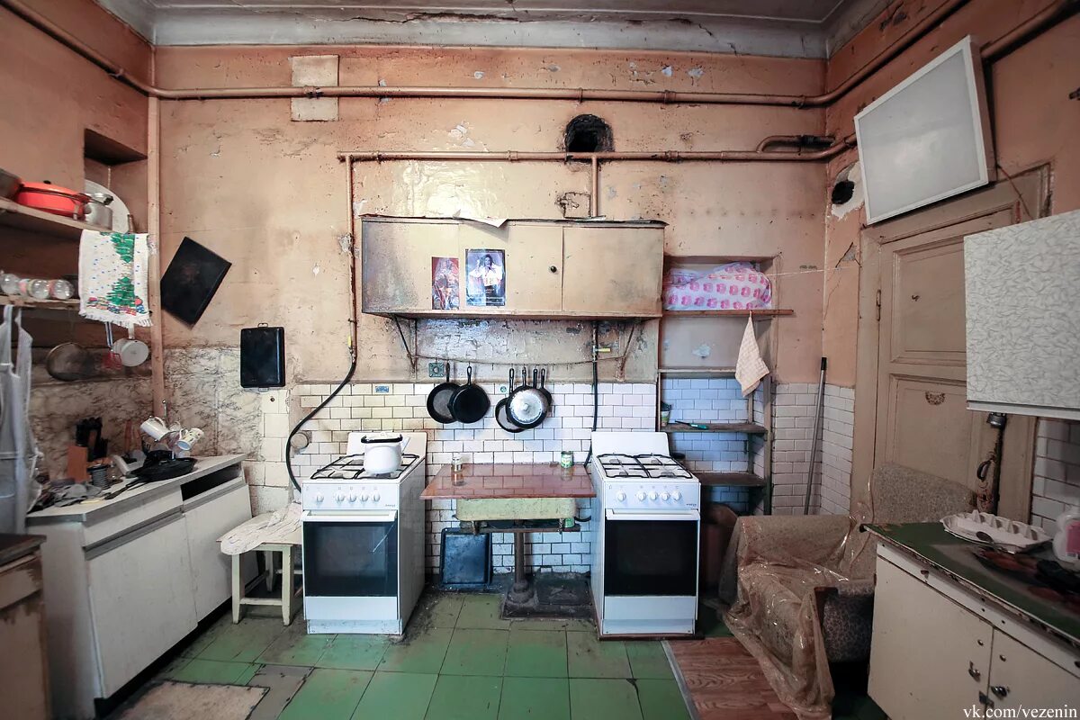 советская кухня. коммуналки в питере. кухня в коммунальной квартире. советская кухня интерьер. коммуналка.