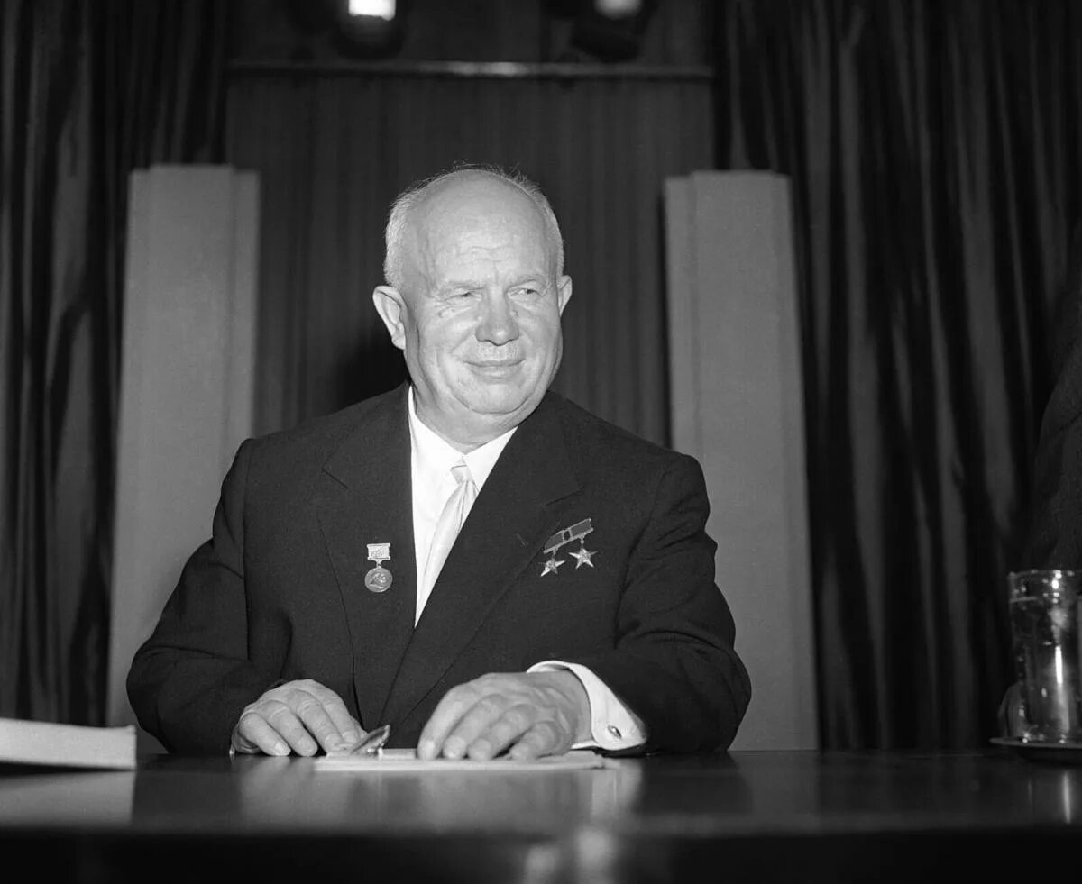 Хрущев никита сергеевич портрет. Никита сергеевич хрущёв образование. Хрущёв никита сергеевич краткая биография. Н с хрущев биография. Краткая биография хрущёва.