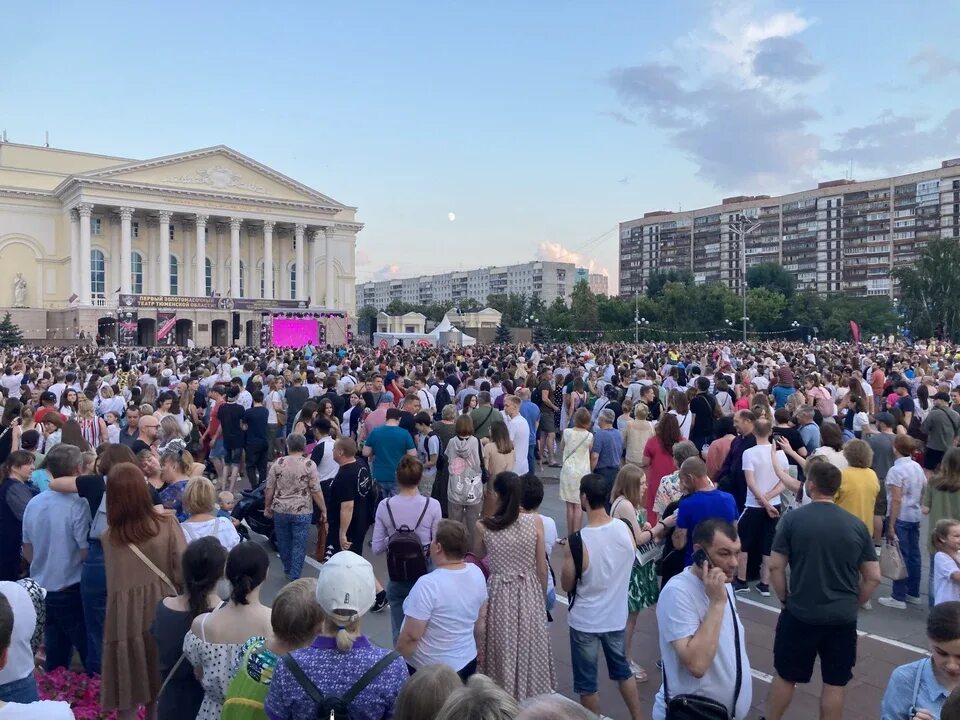 Концерт тюмень 25 августа. Тюмень площадь 400 летия тюмени. площадь 400 летия тюмени 2025. площадь 400 летия тюмени сейчас. концерты тюмень.