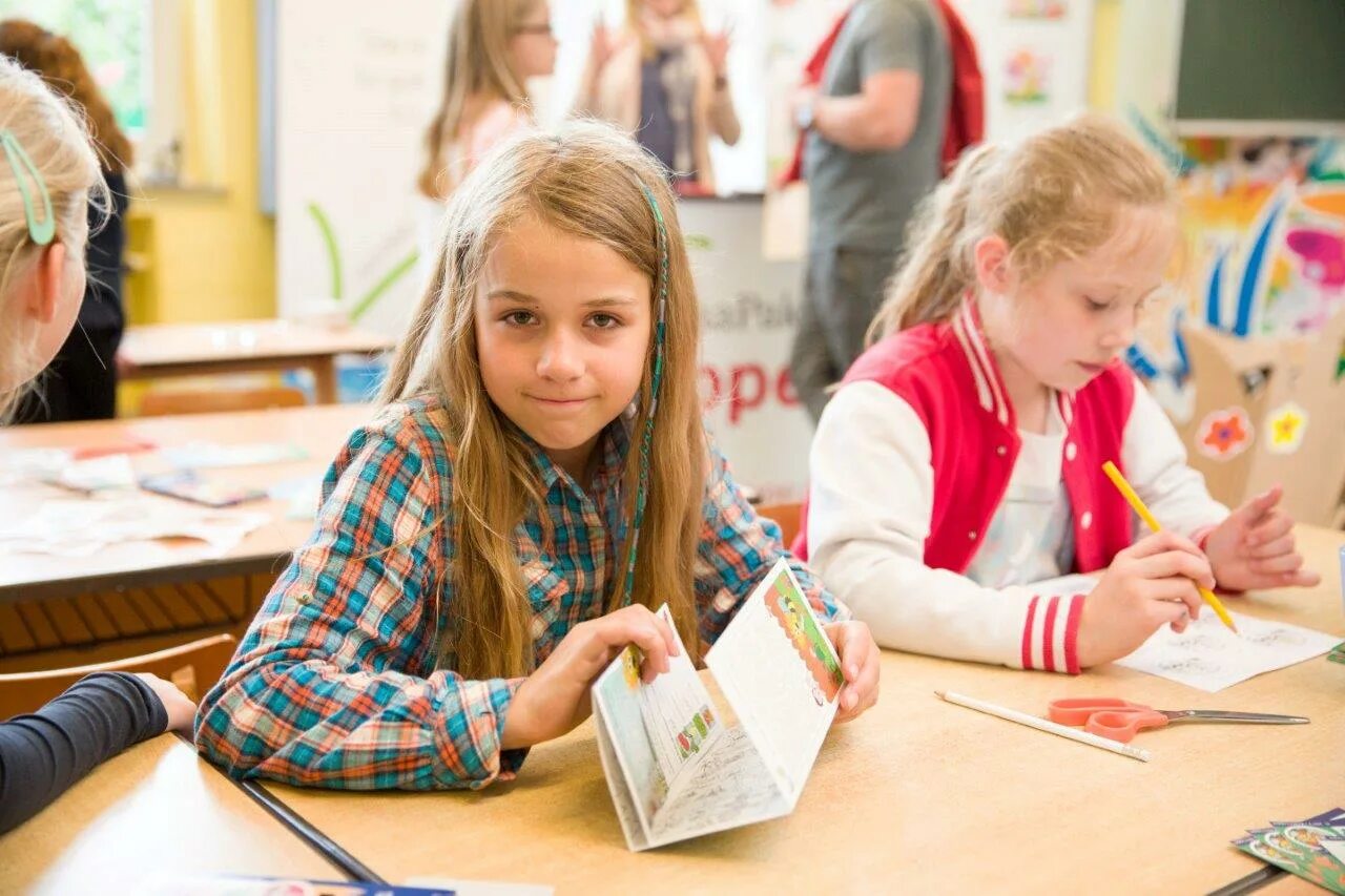 В первом классе связь. Начальная школа в Германии Grundschule. Grundschule в Германии. Интервью детей в третьем классе. Grundschule Drais что это такое простыми.