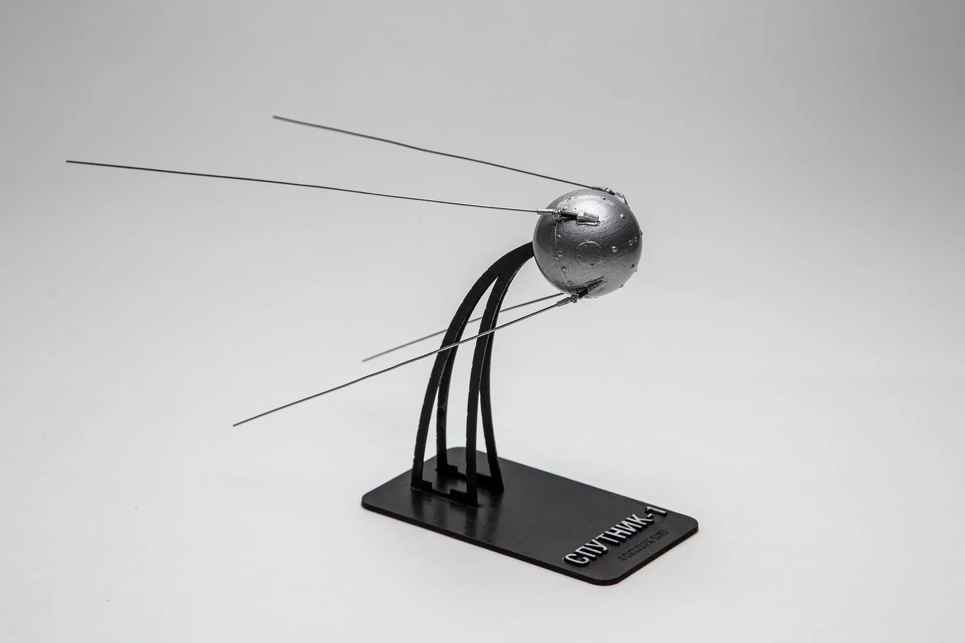 Спутник 1 модель. Сборная модель спутника. Red iron models спутник. 1:24 сборная модель спутник-1 / rim24001 / red iron models. Спутник 1 модель.