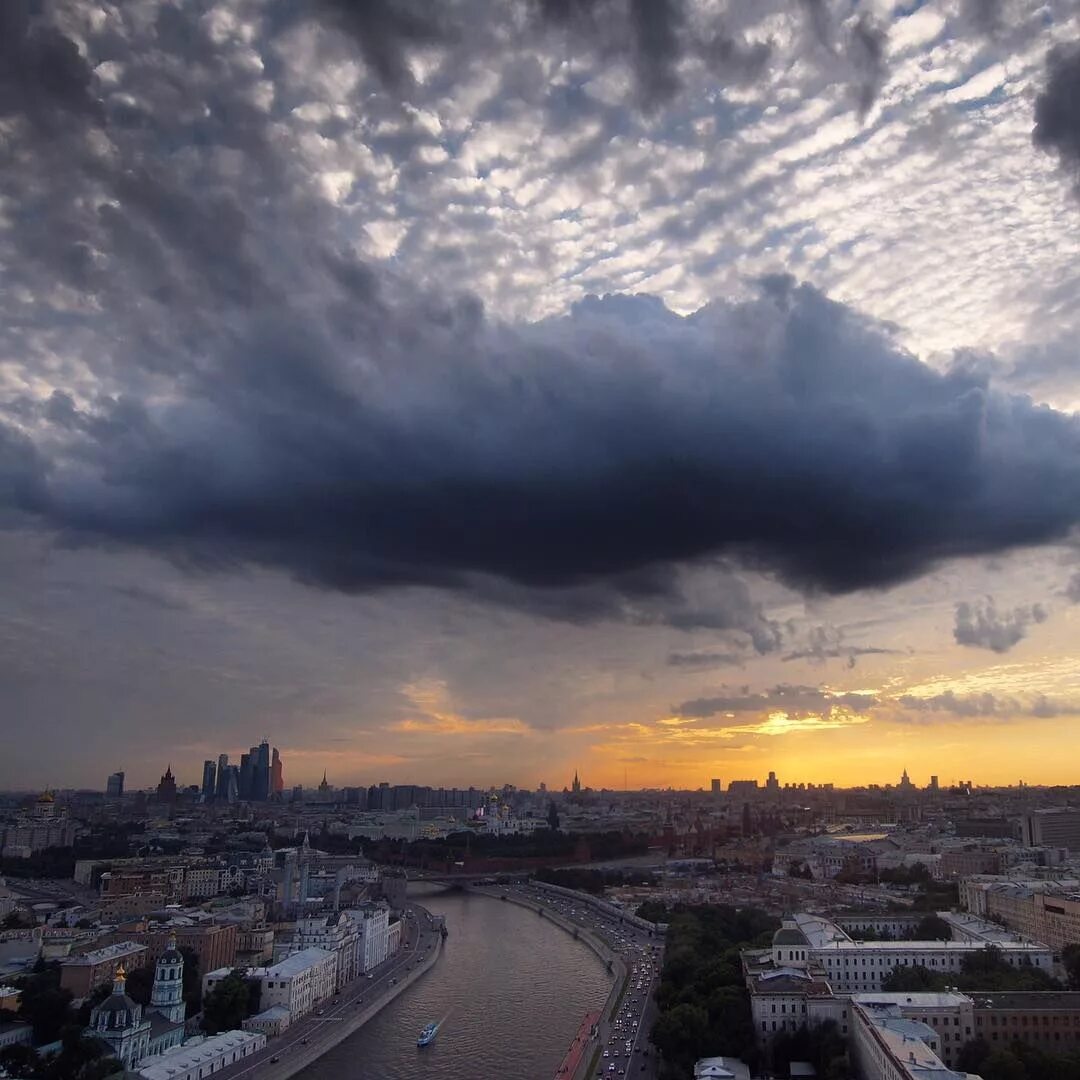 Небо над Москвой. Облака над городом. Москва пасмурно. Пасмурное небо в Москве.