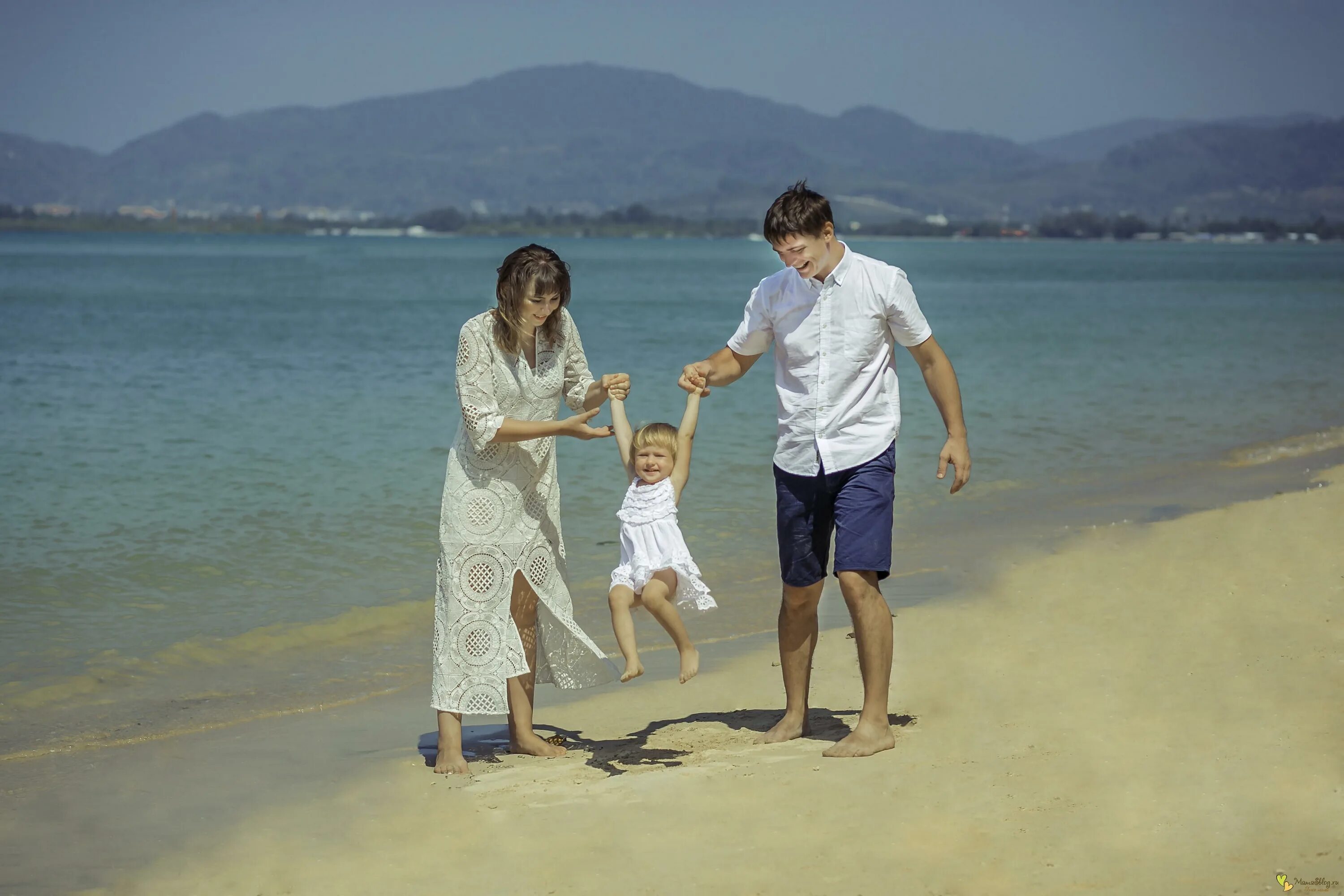 Семья на пляже. Тайланд дети. Отдыхают в тайланде семьей. Таиланд с детьми куда. Семья на море в тайланде.