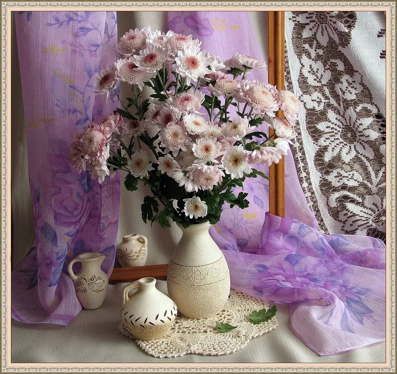 девушка у осеннего окна. женщина у окна красиво весна. дивный цветок. солнечные лучи в окне. зимнее окно.