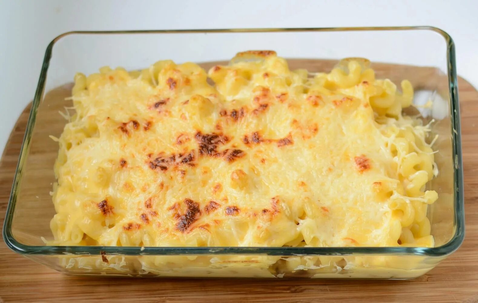 Запеканка из макарон с яйцом и сыром. Макаронник запеканка. запеканка из макарон. макароны запеченные в духовке. запеканка из макарон в духовке.