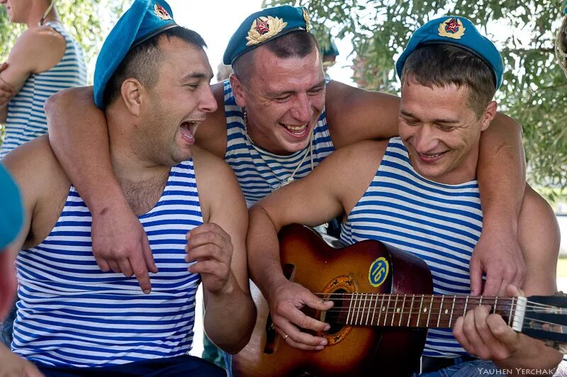 Расплескалась синева ВДВ. Голубые береты Расплескалась синева. Расплескалась синева Любэ. ВДВ голубые береты синева.