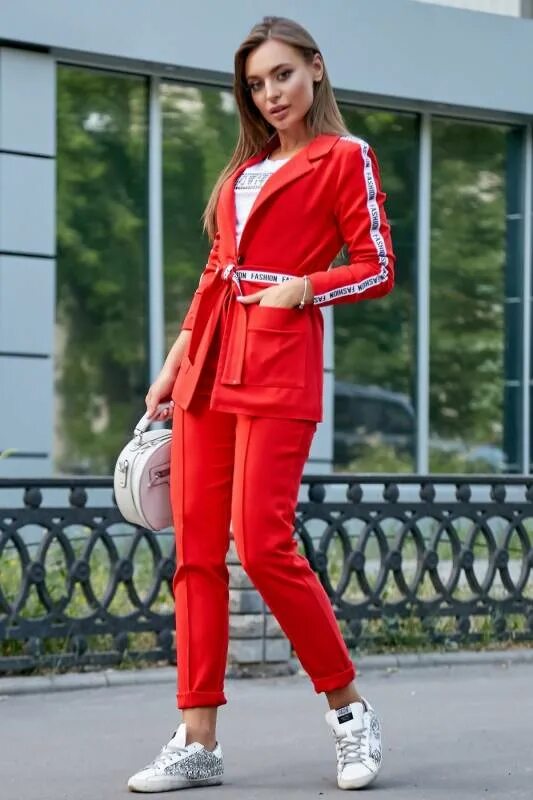 Стильный модный спортивный костюм купить. Костюм женский. Спортивный костюм женский. Яркий костюм женский. Стильные женские костюмы.