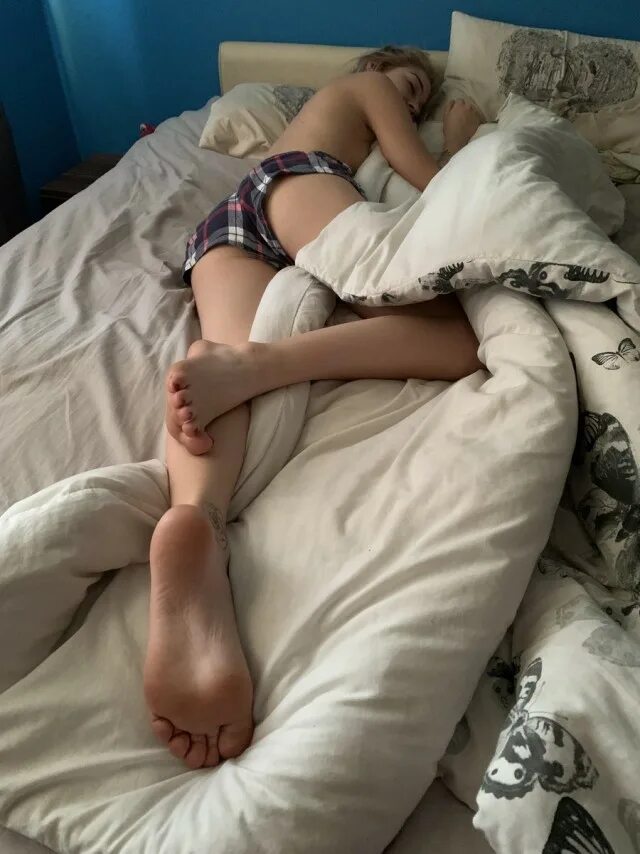 Ноги спящей сестры. Ноги спящей девушки. Ступни спящей девушки. Ноги спящих девочек.