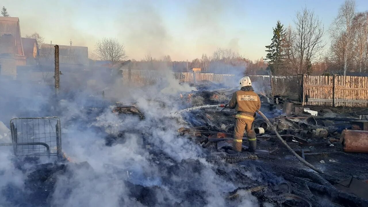 Пожар поселок ИС 22.11.2019. Пожар в Свердловской области шайдури. Пожар в поселке. Пожар в Берёзовском Свердловской области. Пожарные пос