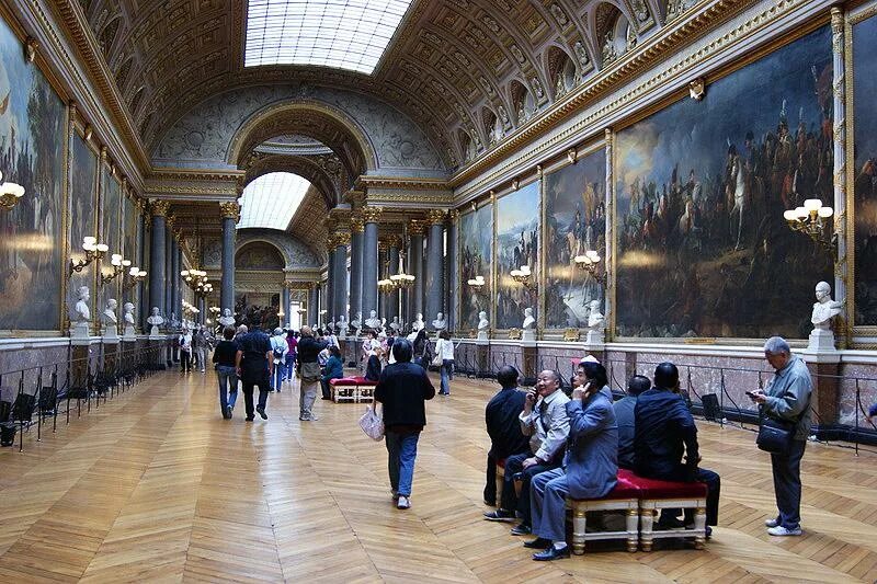Версаль режим работы. Версальский дворец галерея битв. Галерея сражений, Версаль, Франция. Дворец короля солнца Версаль. Зал битв Версаль.