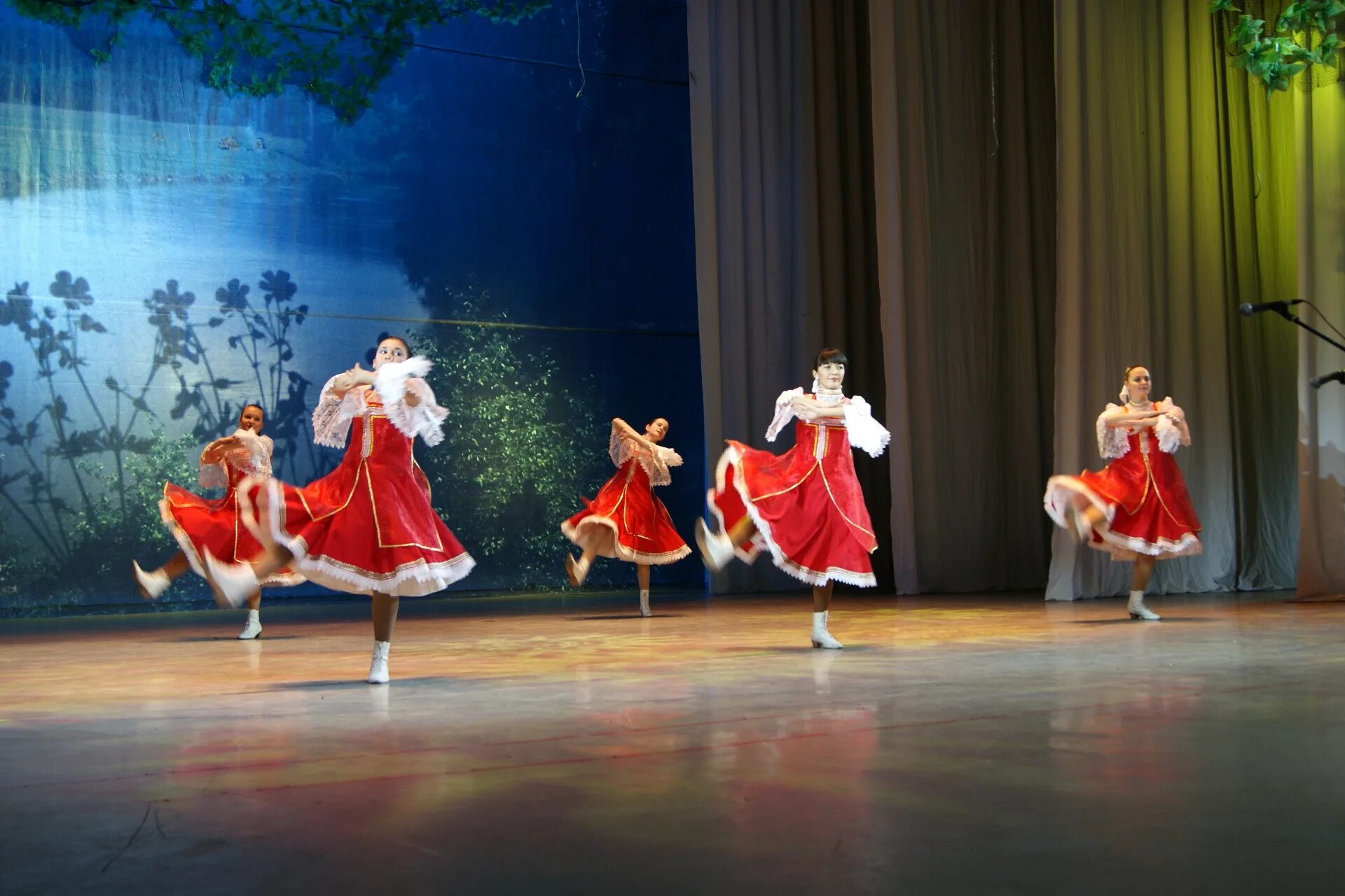 Народные танцы эстетика. Калинка енисейские зори. Преподаватели народных танцев. Хореографический колледж казань. Хореографический ансамбль реутовчанка.