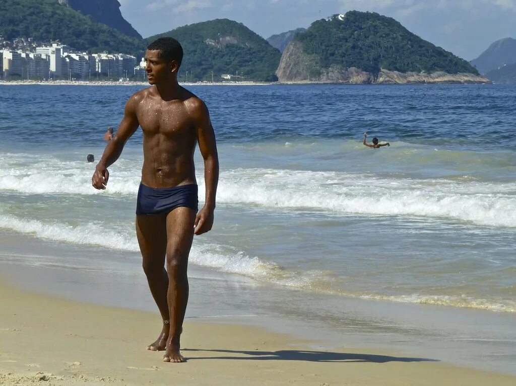 Парни на пляже. Бразильские мужчины на пляже. Темнокожий парень на пляже. Гол пляж муж