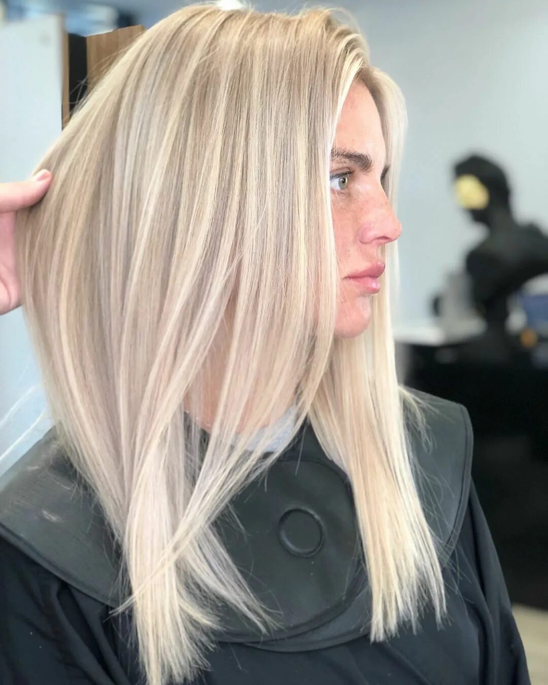 Blonde 2019. Тотал блонд оттенки. Тотал блонд 2022-2023. Тотал блонд окрашивание 2023. Балаяж тотал блонд.