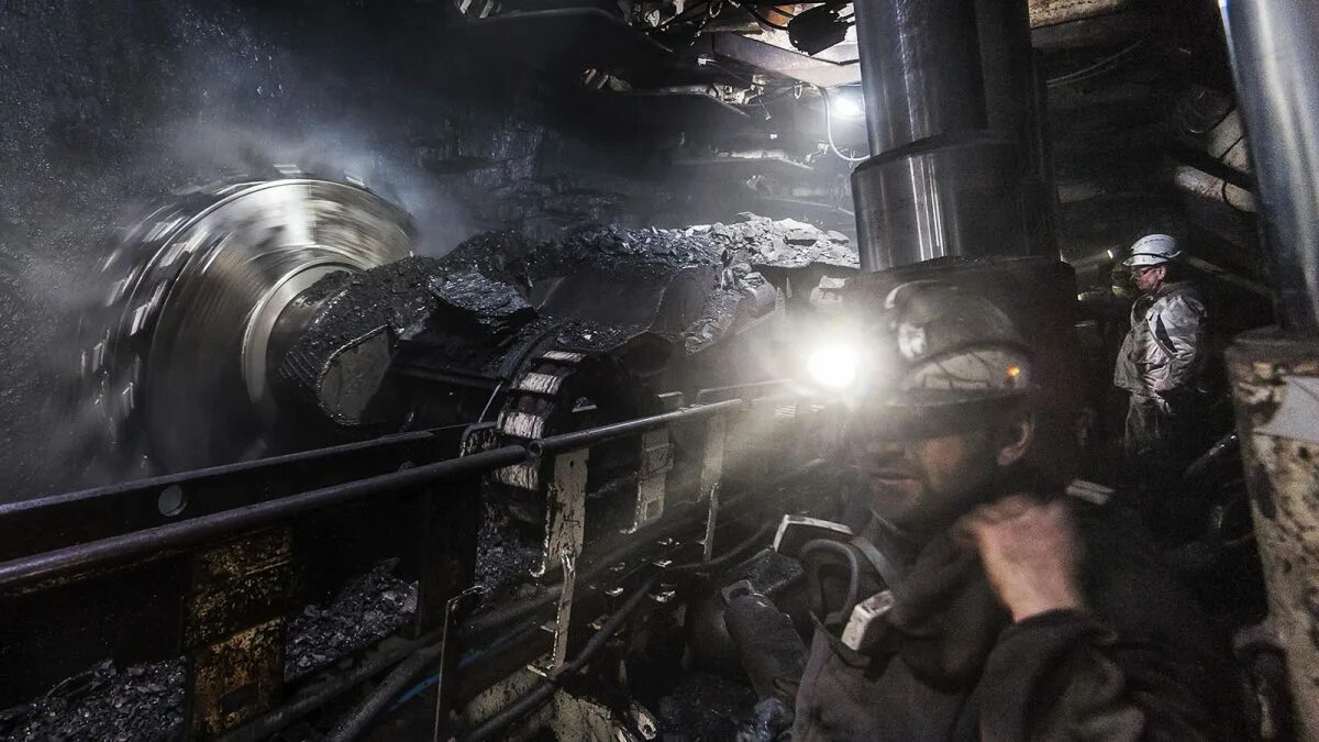 кузбасс заречная шахта. сафьяновская медь 2023. шахта сибирская полысаево. шахтер в шахте. шахтер зоны.