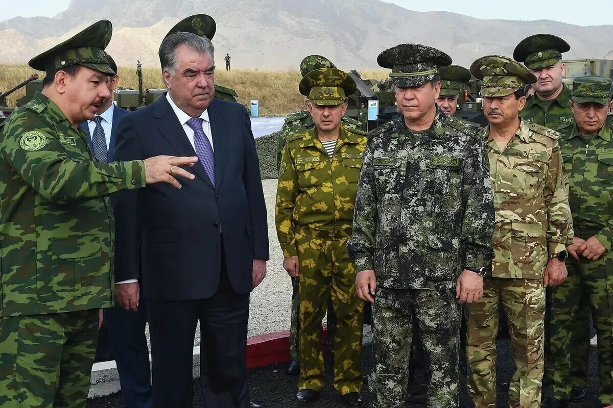 Таджиков призывают. Эмомали Рахмон в армии. Армия Таджикистана Эмомали Рахмон. Эмомали Рахмон в военной форме. Эмомали Рахмон 23 февраля.