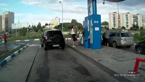 На кольцевой дороге бензоколонки