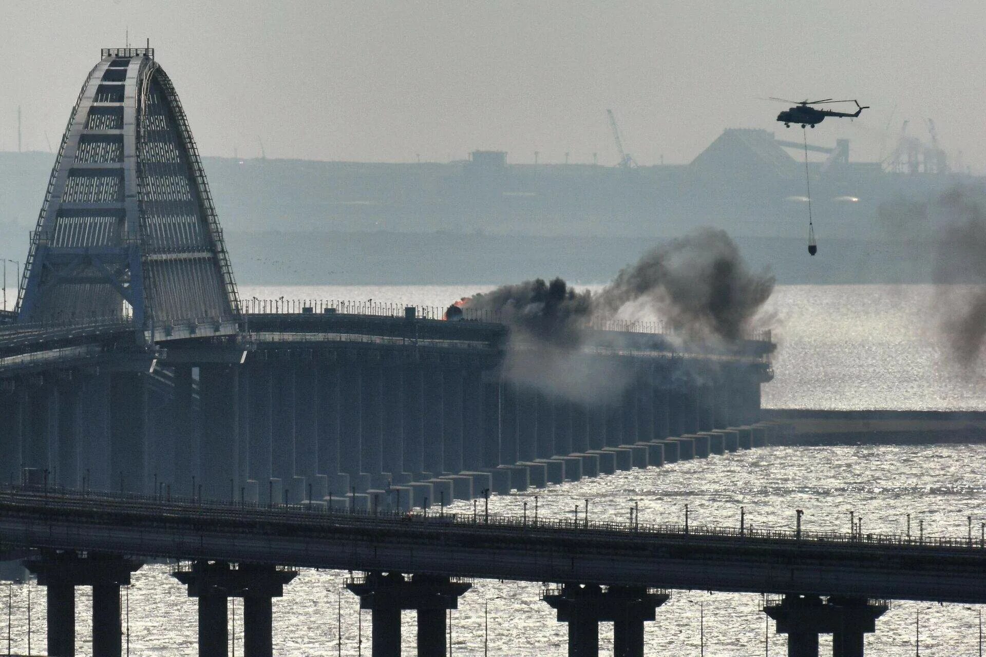 Крымский мост взорвали 2022. Крымский мост взорвали 2022 8 октября. Подрыв Крымского моста 8 октября 2022. Крымский мост сейчас 2022.