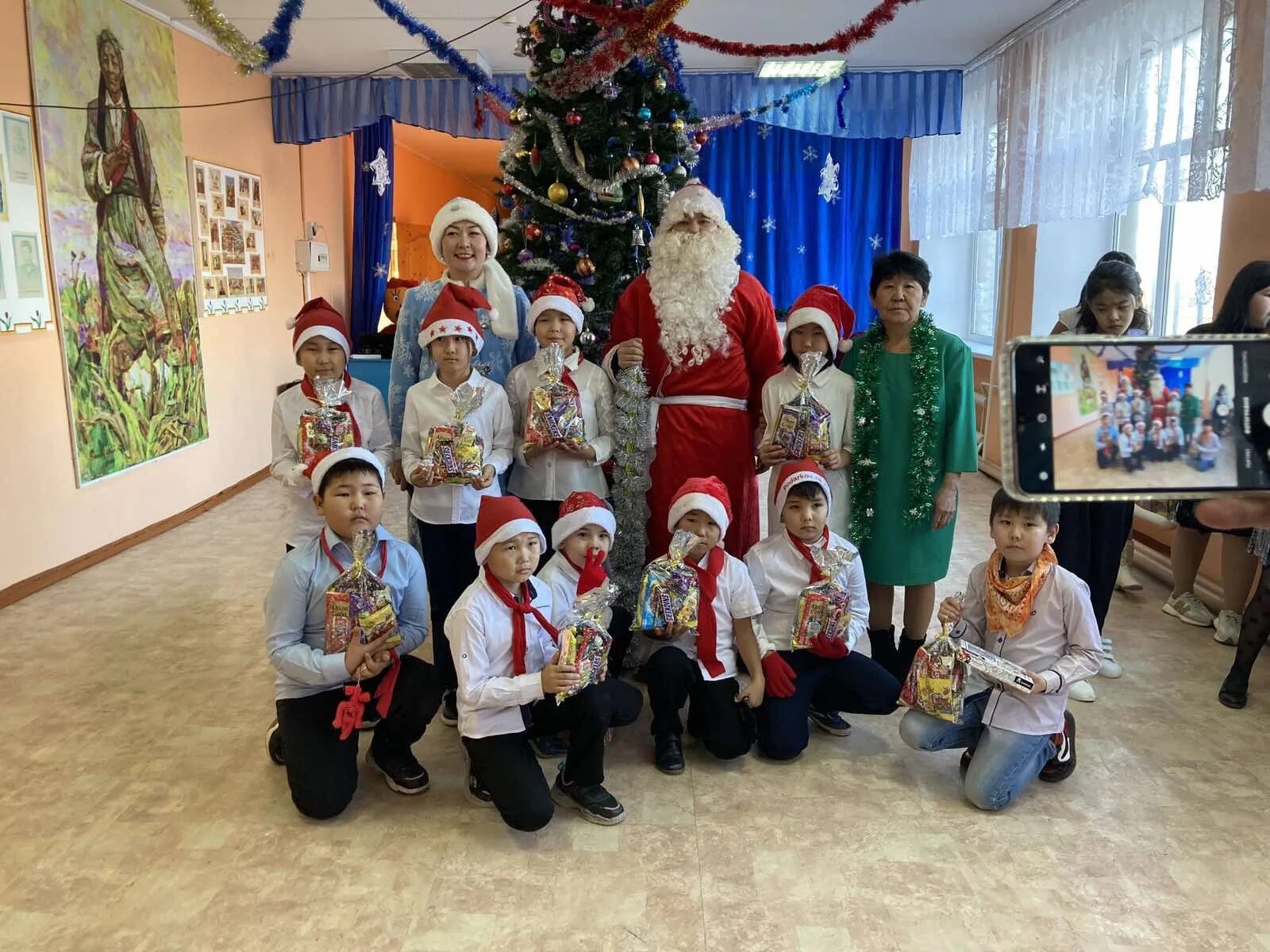 Санкт-петербург новый год. Подготовление к новому году. Новый год в школе подарки вручение. Новогодняя елка в школе. С новым годом прокуратура.