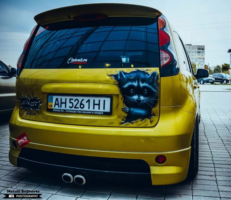 Енот на Nissan Note. Ниссан енот е- Power. Наклейка енот на Ниссан. Марка машины енот.