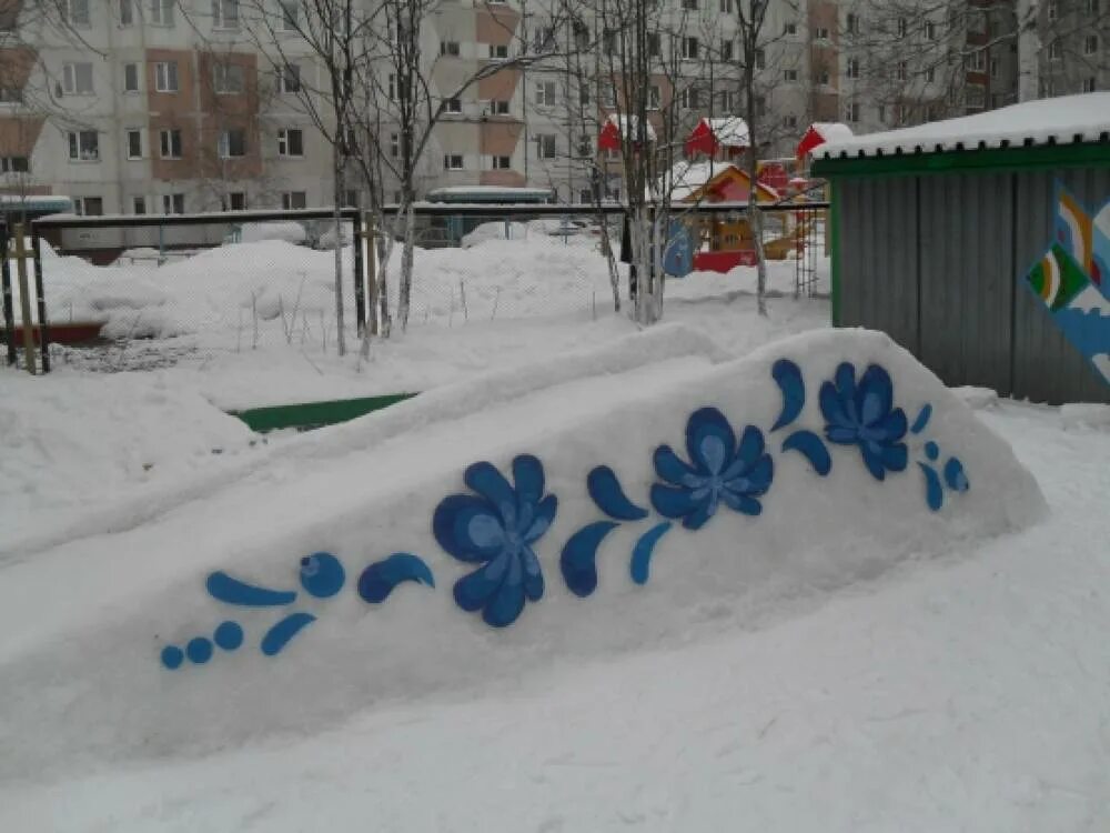 Зимние участки тема. Украсить горку в детском саду. Композиция из снега для детского сада. Горки из снега в детском саду. Украшение горки из снега.