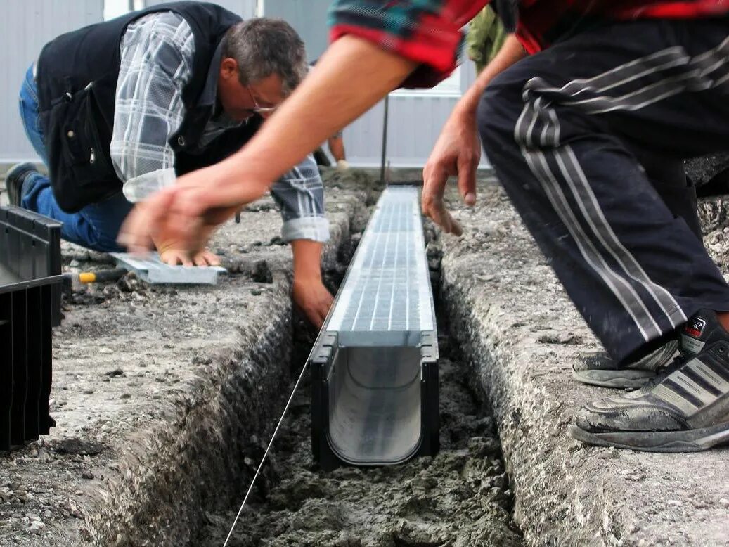 Системы стока воды. Дренажная система лоток водоотводный. Технология монтажа ливневых лотков. Система водоотводных лотков. Гидролика лотки водоотводные монтаж.